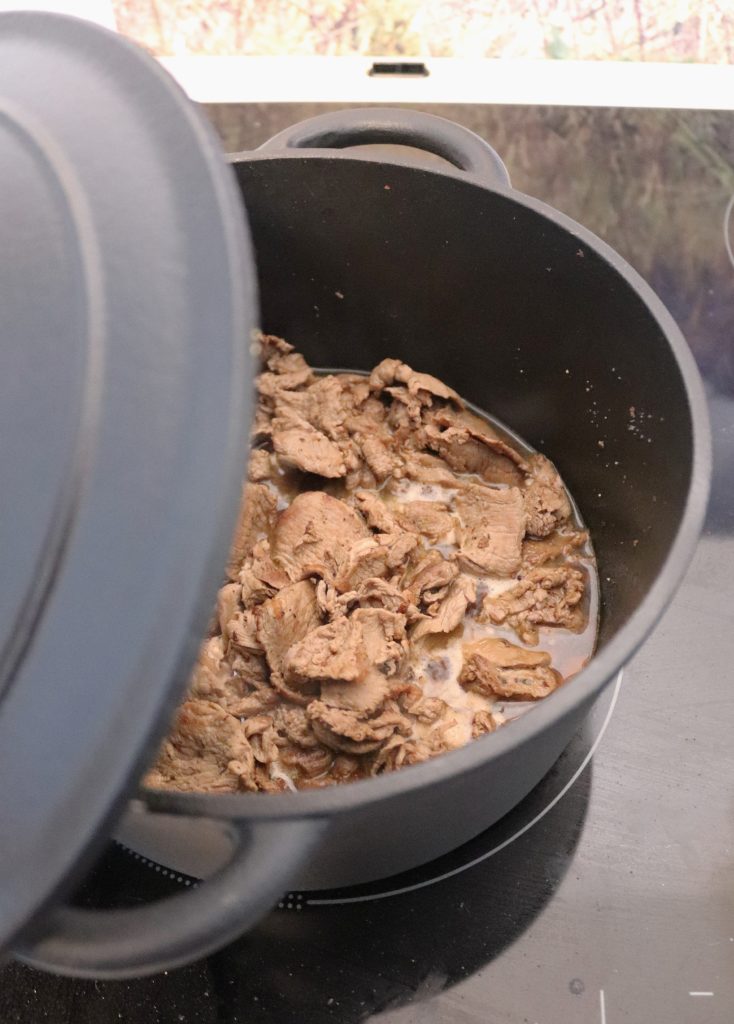 Hauduta lammaskäristystä perunoiden kypsymisen ajan matalalla lämmöllä.