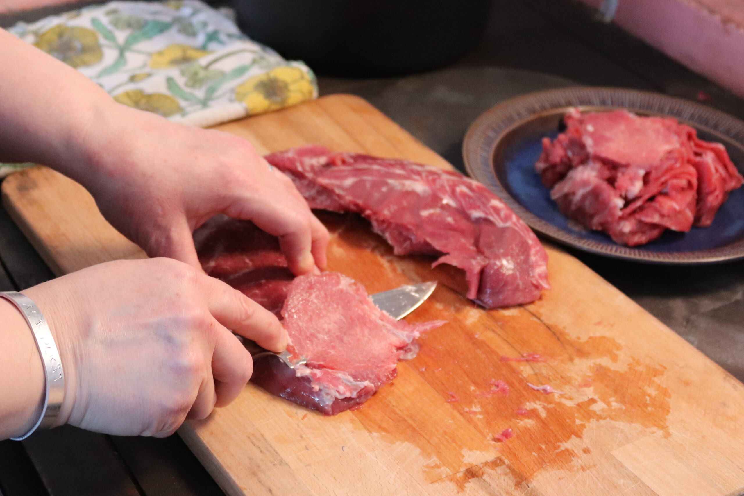 Leikkaa liha kohmeisena mahdollisimman ohuiksi suikaleiksi.